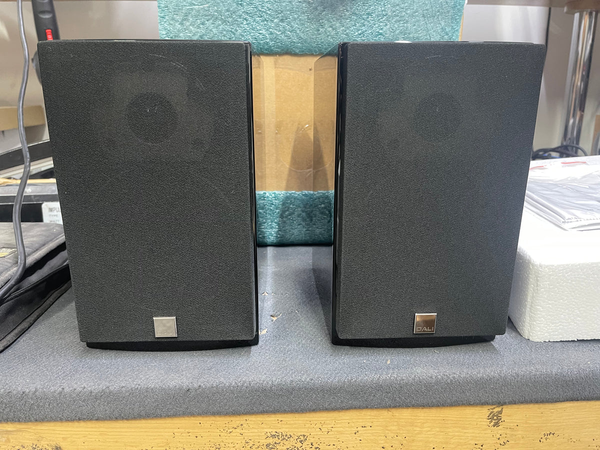 Dali Menuet Bookshelf Speakers - Black High Gloss Lacquer (Pairs) - Open Box