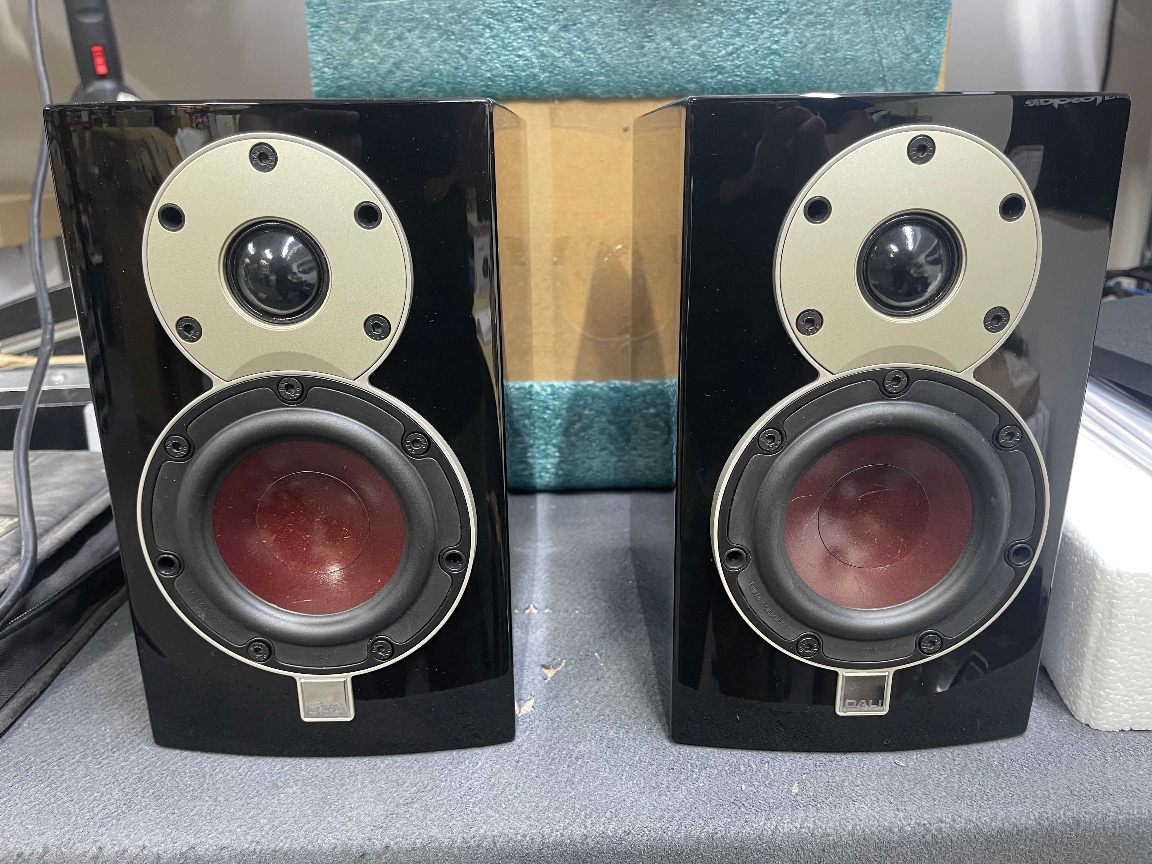 Dali Menuet Bookshelf Speakers - Black High Gloss Lacquer (Pairs) - Open Box