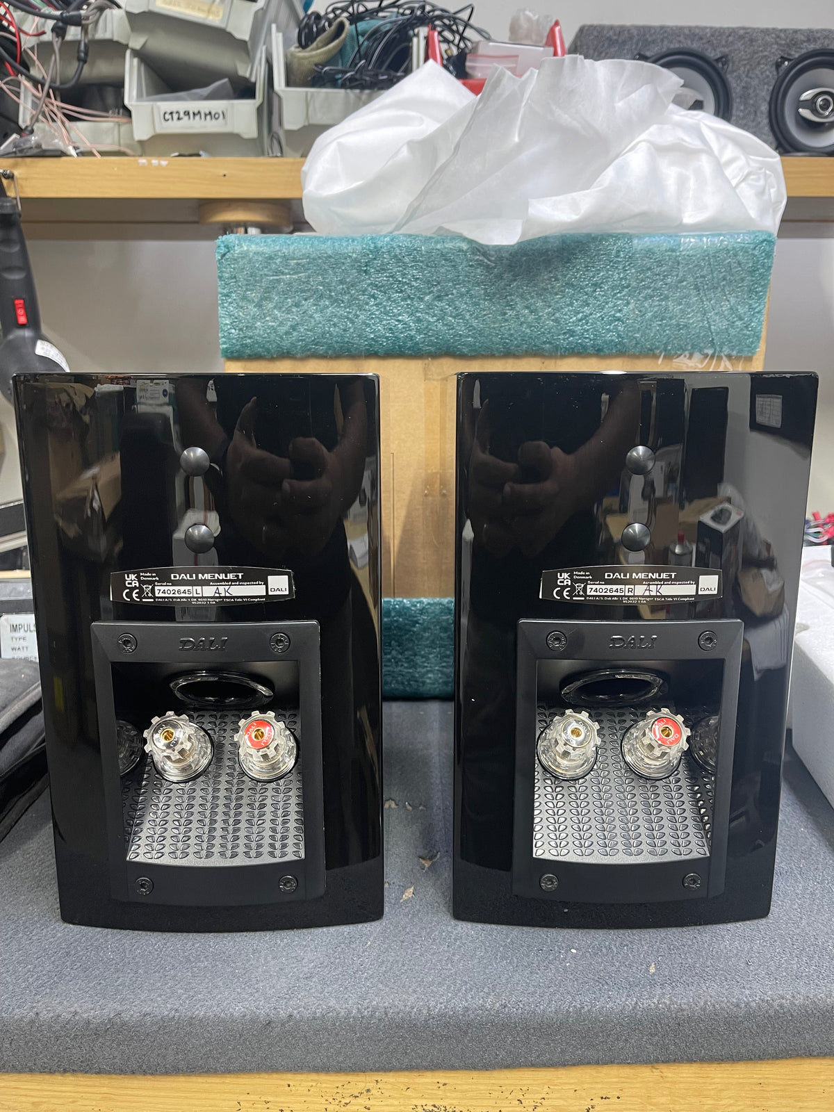 Dali Menuet Bookshelf Speakers - Black High Gloss Lacquer (Pairs) - Open Box