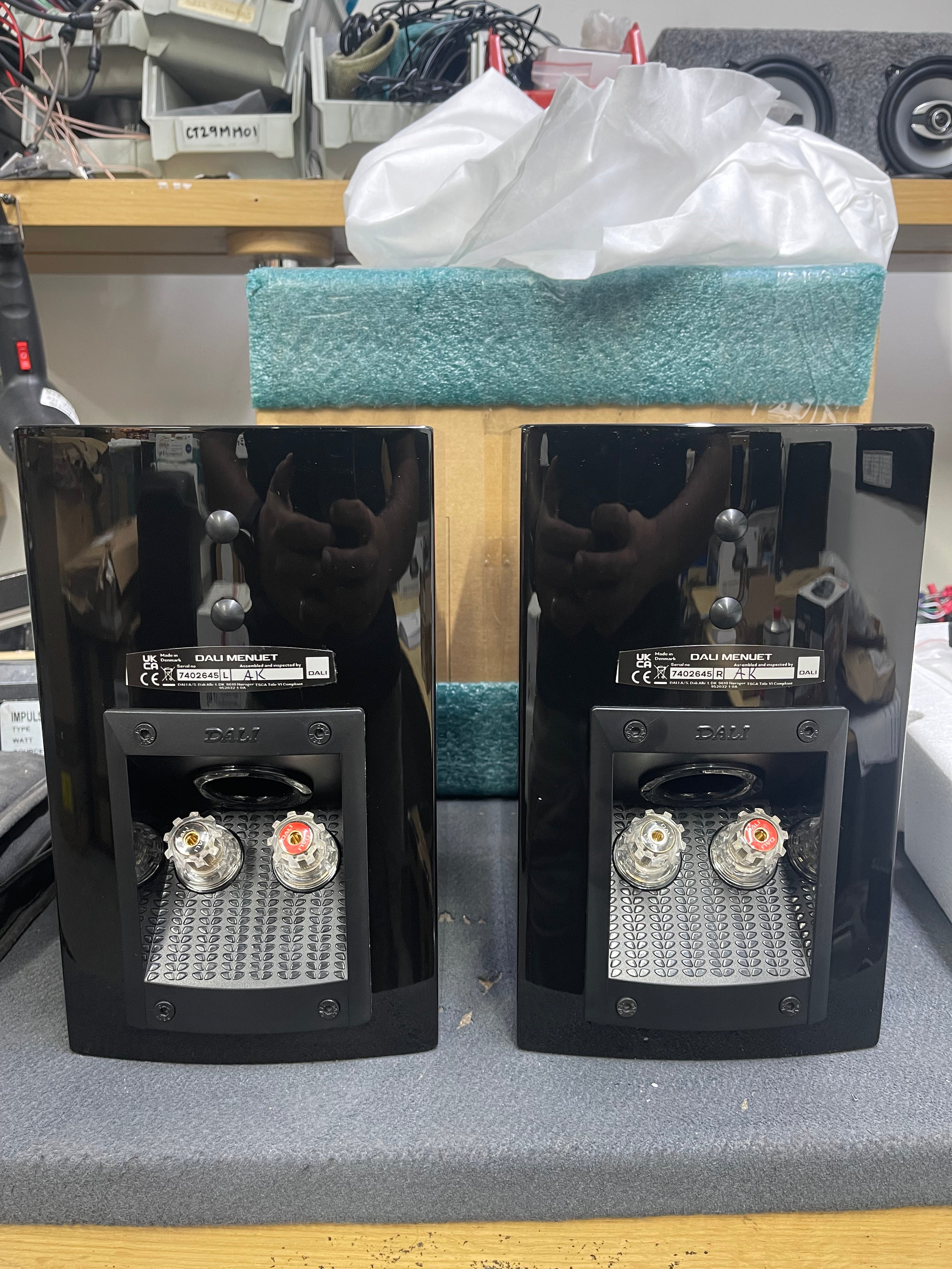 Dali Menuet Bookshelf Speakers - Black High Gloss Lacquer (Pairs) - Open Box
