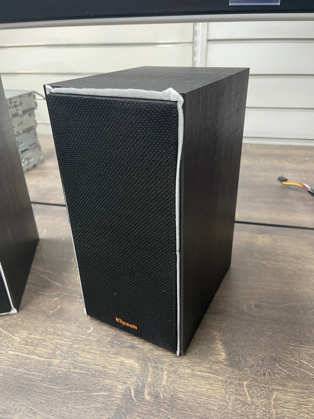 Klipsch R-40M Bookshelf Speakers - DAMAGED