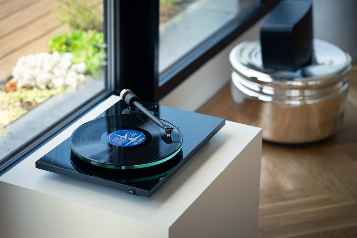 Pro-Ject T2 T-Line Turntable - Black Gloss